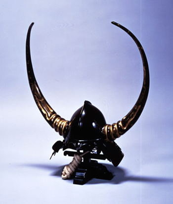 Important cultural property Black-lacquered peach-shaped helmet with side decorations in the shape of large water buffalo horns