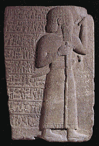 カトゥワ王とヒエログリフ文字による長文付き石碑