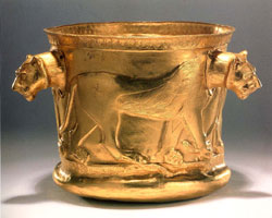 黄金のライオン装飾杯