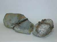 写真２：縄を巻き付けた石の錘