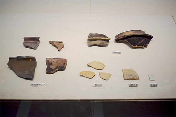  
榎並城跡伝承地で出土した土器と陶磁器